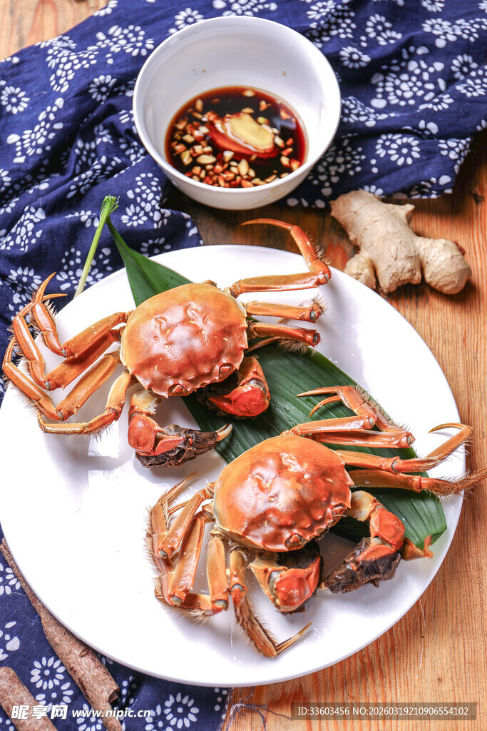 美味大闸蟹摆放在盘中