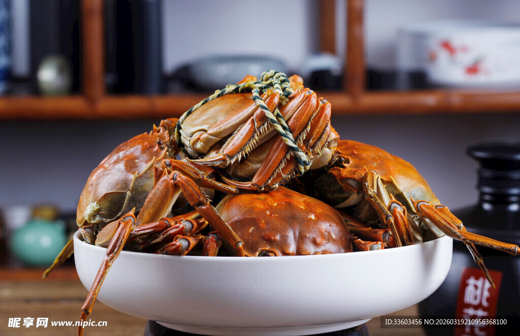 美味大闸蟹盛于白瓷碗中
