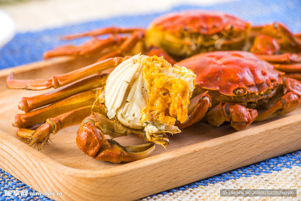 美味熟螃蟹摆于木盘上