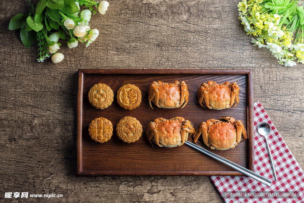 美味鲜肉月饼整齐摆放在盘