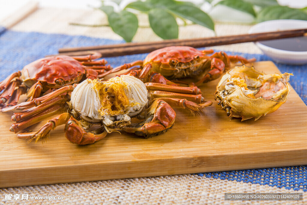 美味大闸蟹摆放在木盘上
