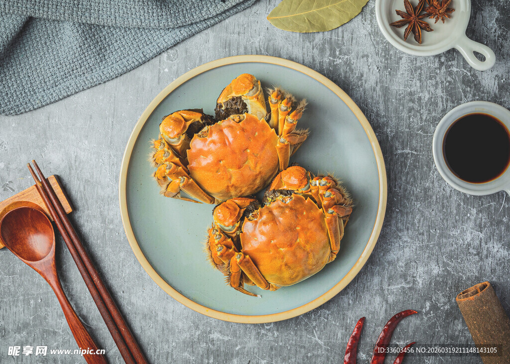 美味大闸蟹搭配调料餐具
