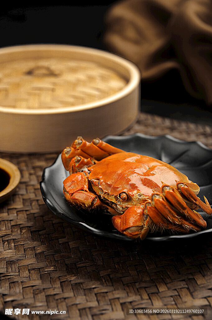 美味大闸蟹摆放在餐盘中