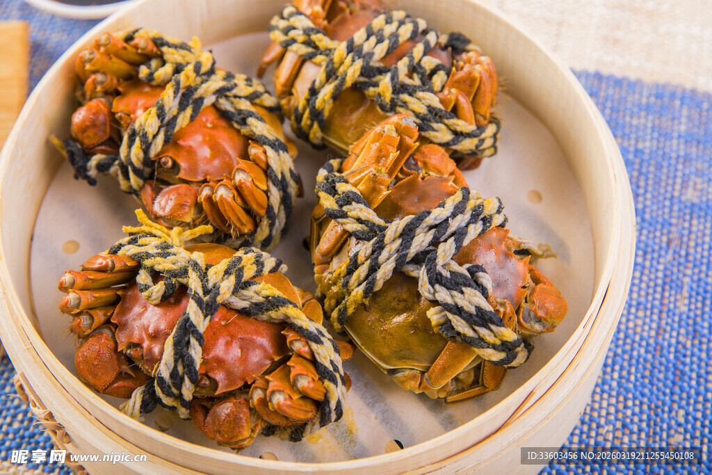 美味大闸蟹置于竹制蒸笼中