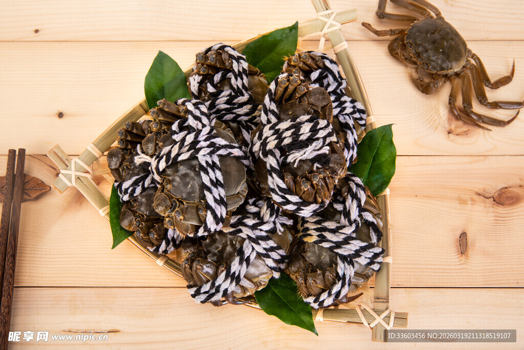 新鲜螃蟹摆放在木桌上