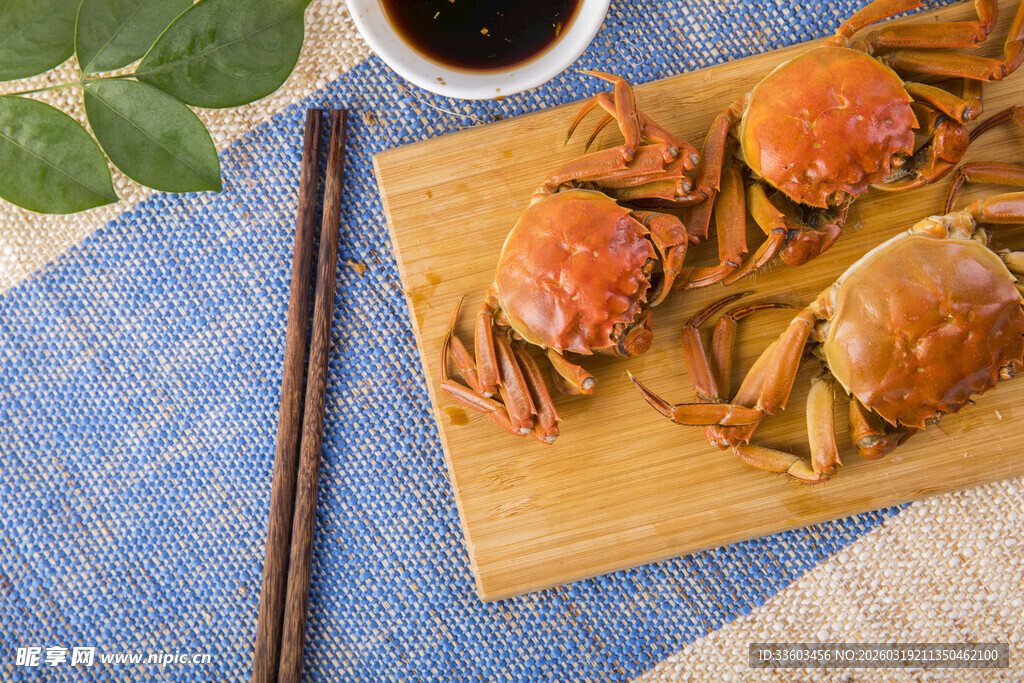 木板上的美味大闸蟹
