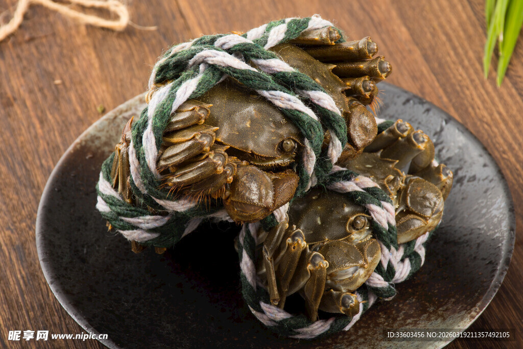 盘上捆扎的新鲜大闸蟹