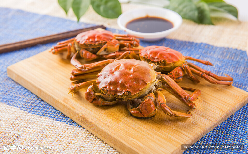 木板上的美味大闸蟹