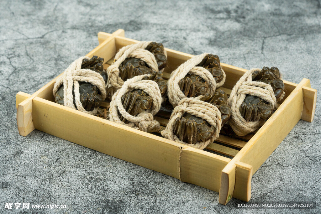 木盒中的特色食用菌