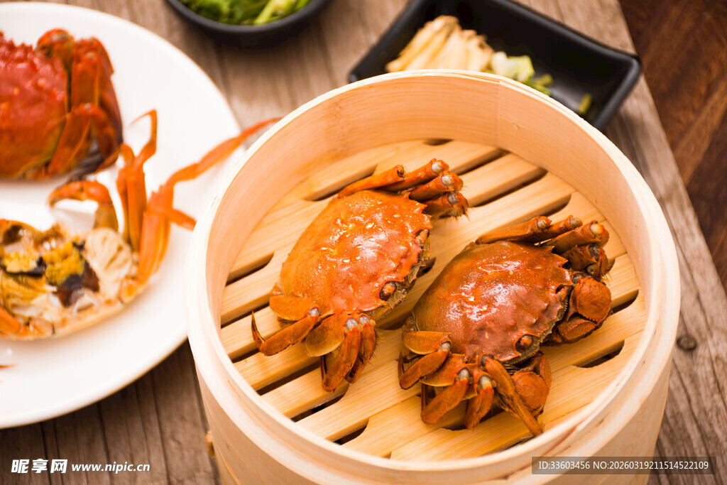 蒸笼里的大闸蟹与多样美食