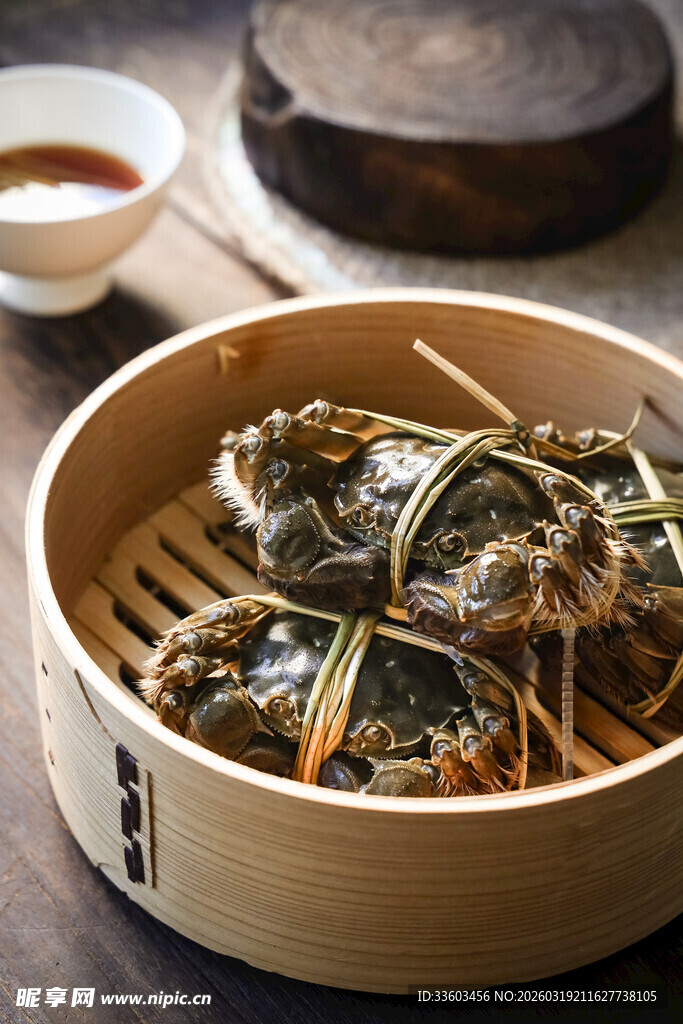 竹笼内的新鲜大闸蟹