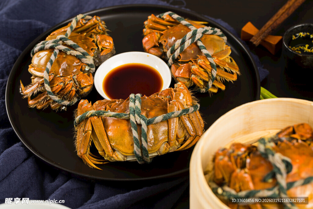 美味大闸蟹拼盘蘸料相伴
