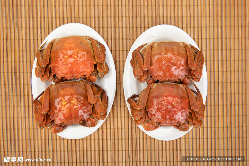 两盘美味大闸蟹
