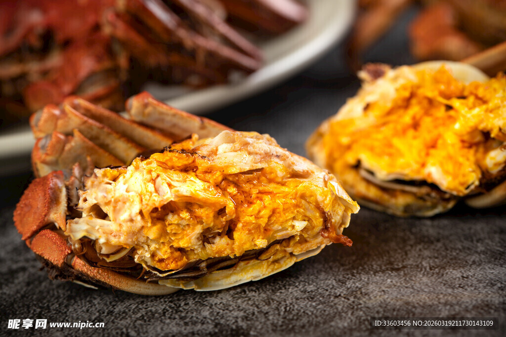 美味蟹黄饱满的诱人螃蟹