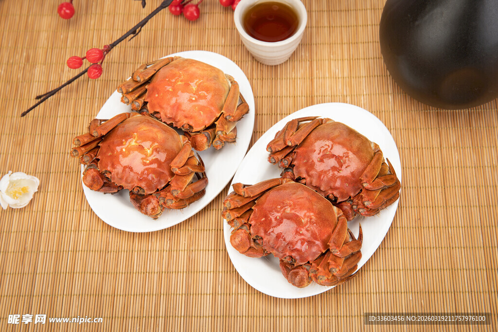 美味大闸蟹摆放在盘中