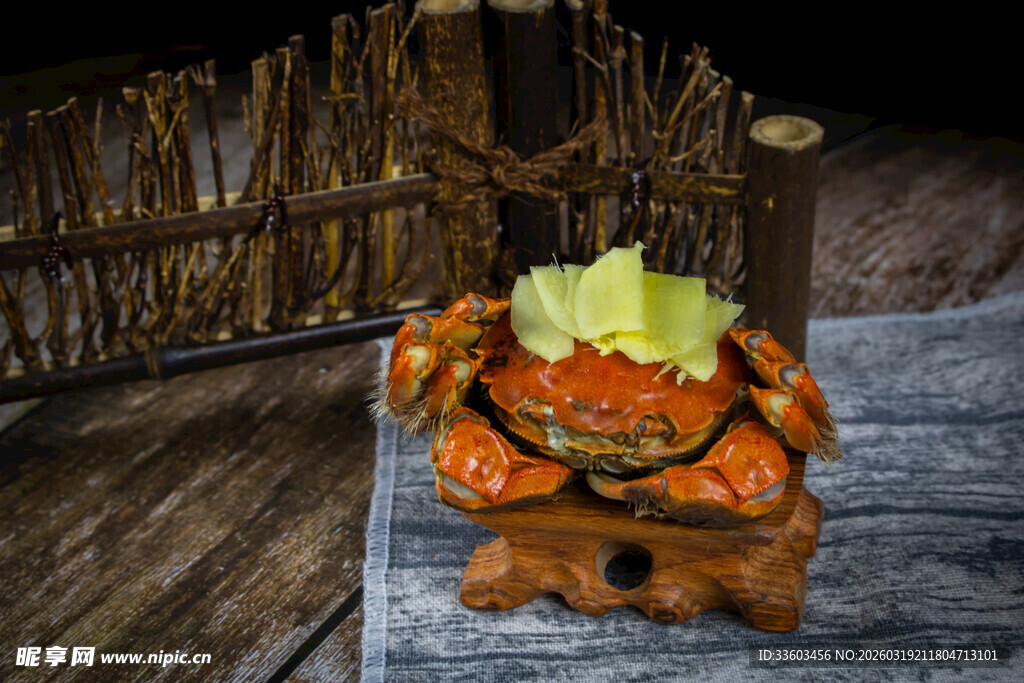 美味大闸蟹置于古朴场景中