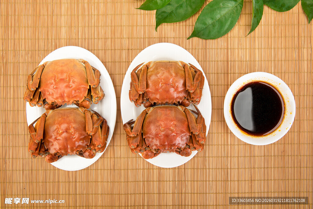 四只大闸蟹配醋与绿叶