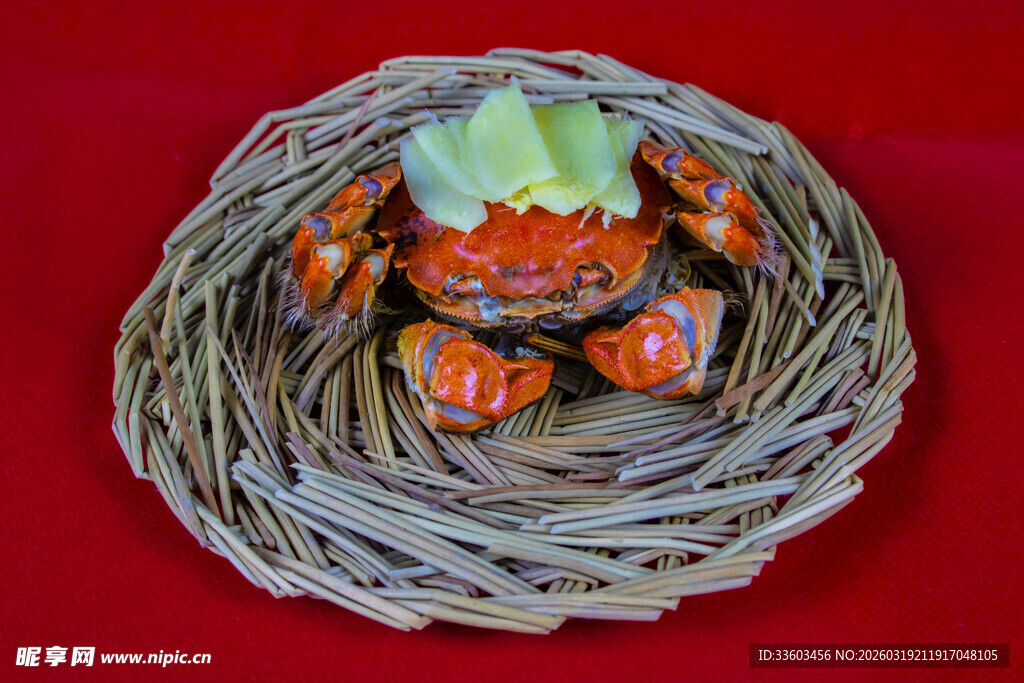 草篮中鲜活的大闸蟹