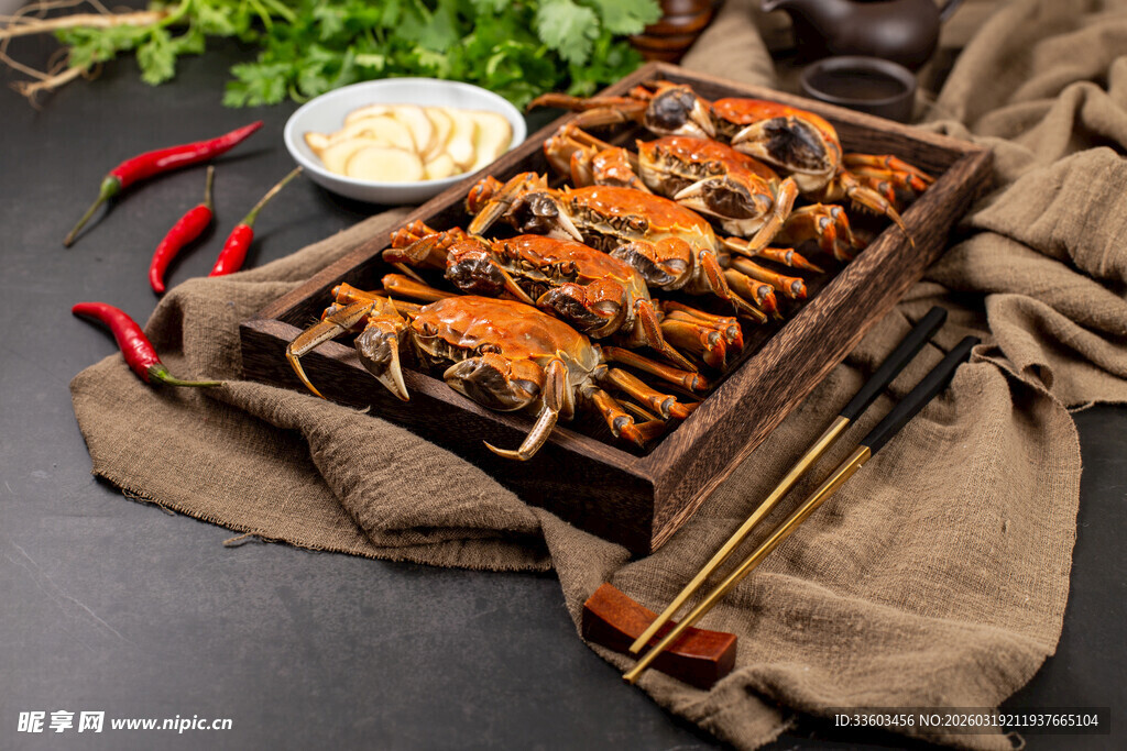 美味熟螃蟹搭配佐料餐具