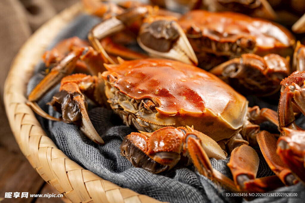 竹篮中的美味大闸蟹