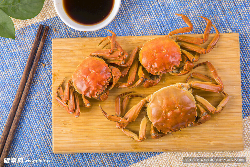 木板上的美味大闸蟹