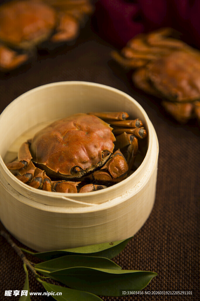 瓷碗中的鲜美大闸蟹