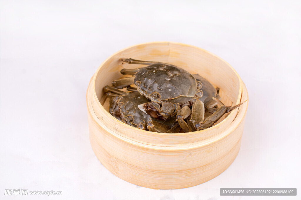 竹制容器中的螃蟹