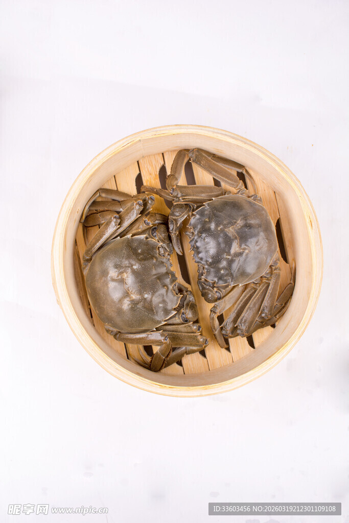 竹笼中的鲜活大闸蟹