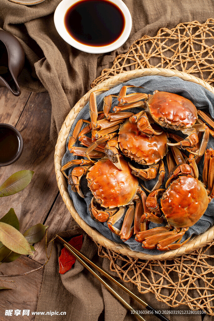 美味大闸蟹盛于碗中