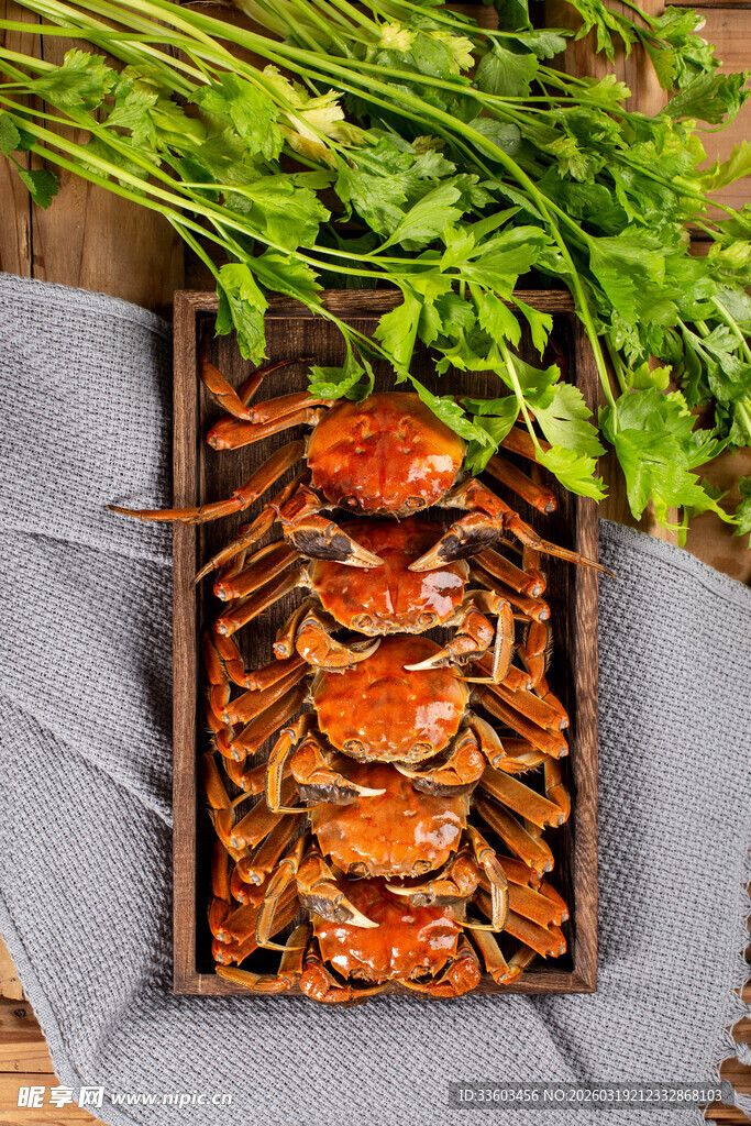 木盒中摆放的鲜美大闸蟹