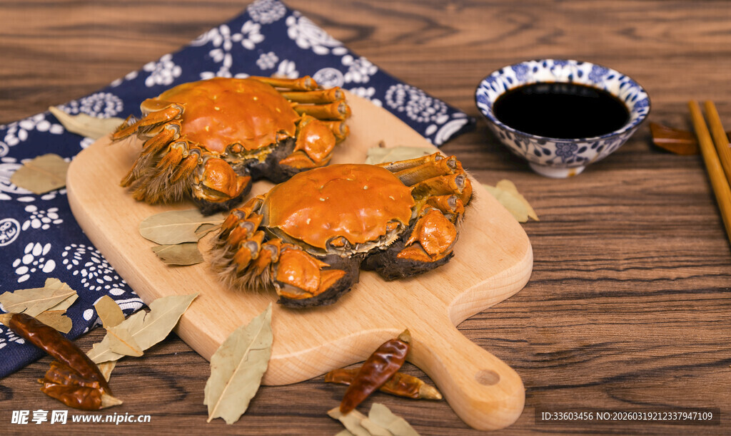 美味大闸蟹搭配佐料餐具
