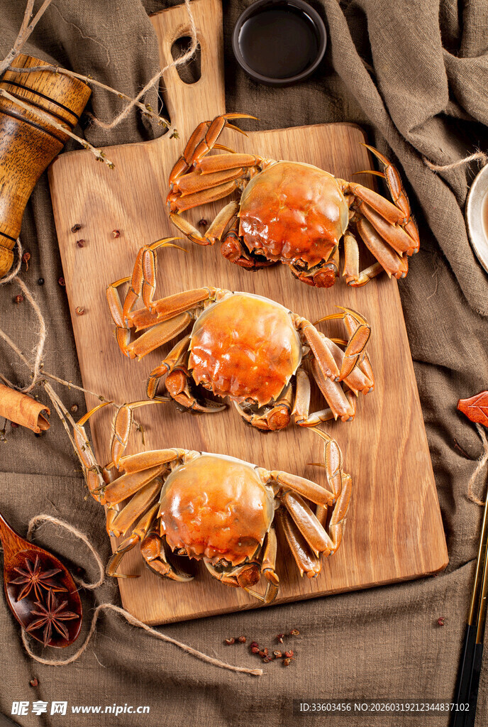 木板上的鲜美大螃蟹