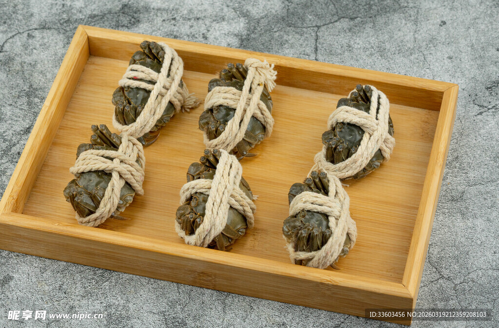 竹盘装手工捆绑的特色粽子