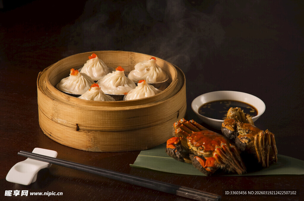 蒸笼里的美味点心与螃蟹
