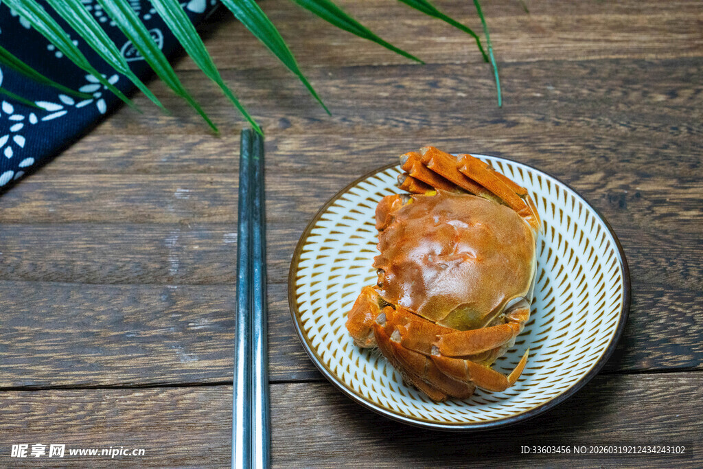 木桌摆盘的美味酱色食物