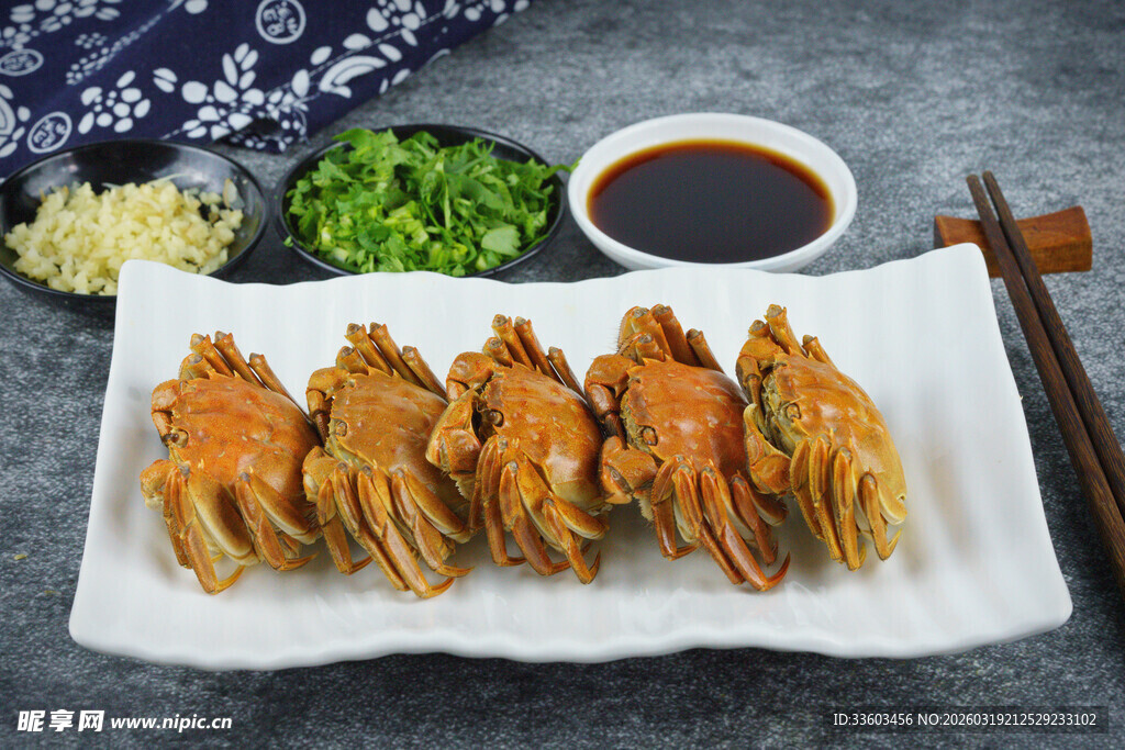 美味大闸蟹摆盘上桌