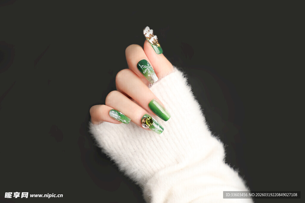 绿色美甲搭配毛绒手套