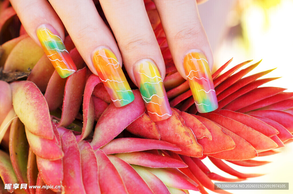 多彩美甲搭配艳丽花朵