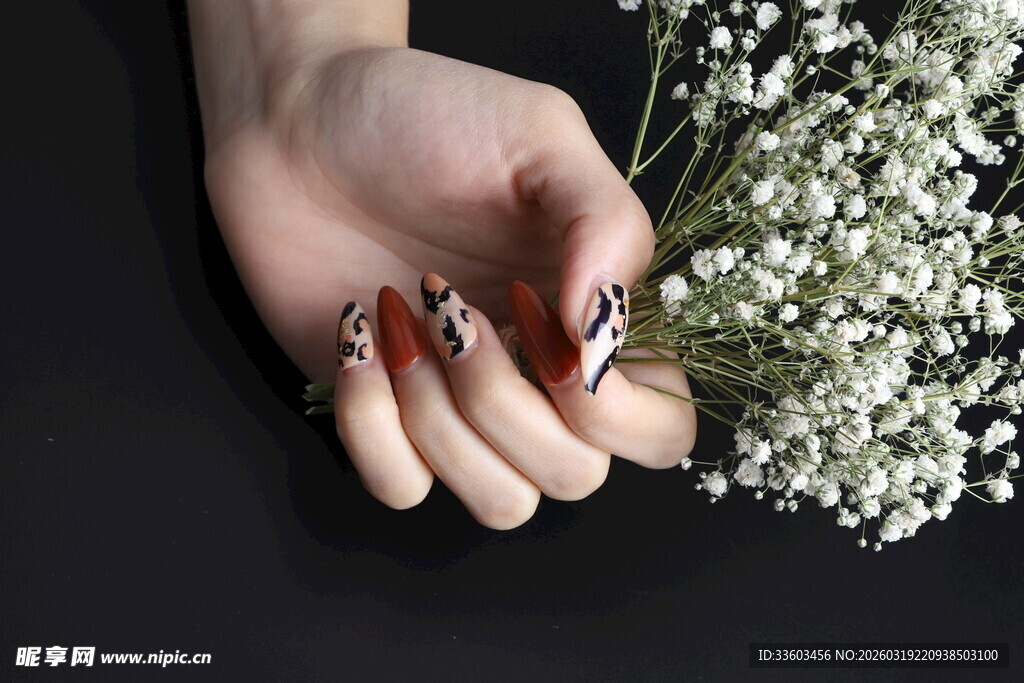 精致美甲手捧白色小花