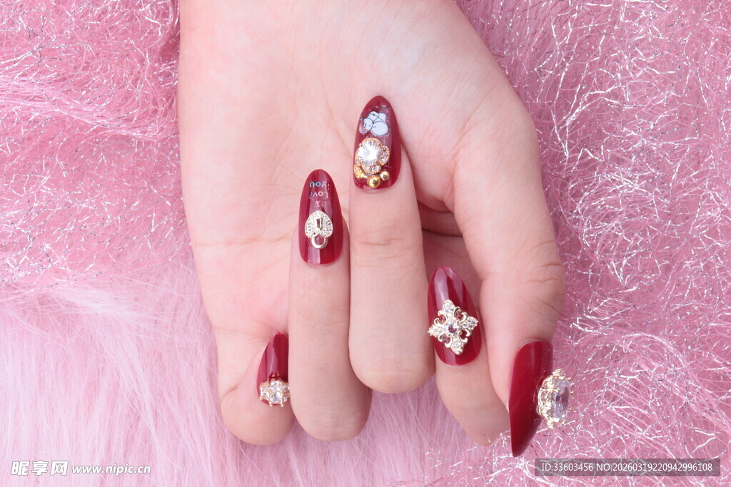 精致红色美甲配花卉装饰