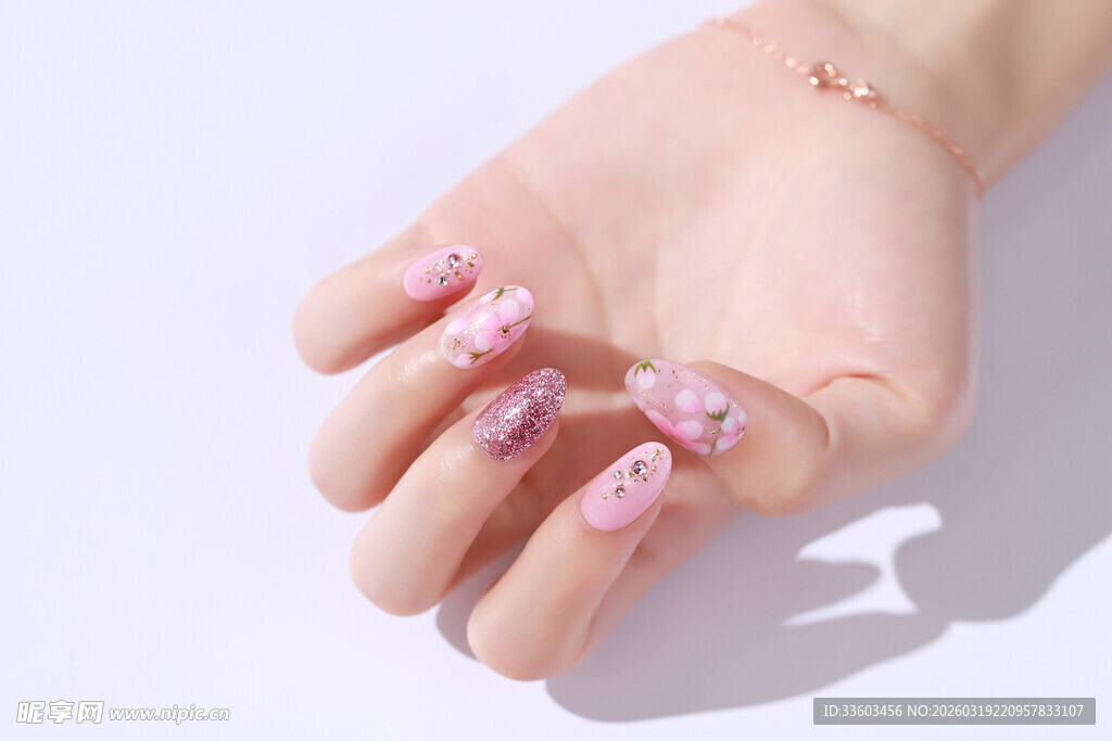 精致美甲的女性手部特写