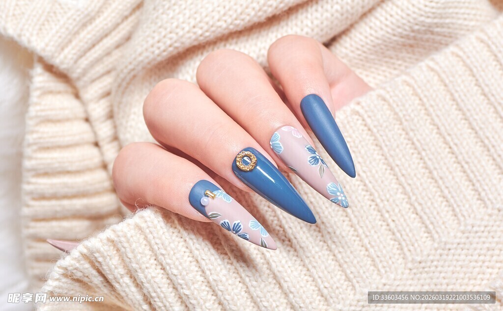蓝白渐变美甲特写