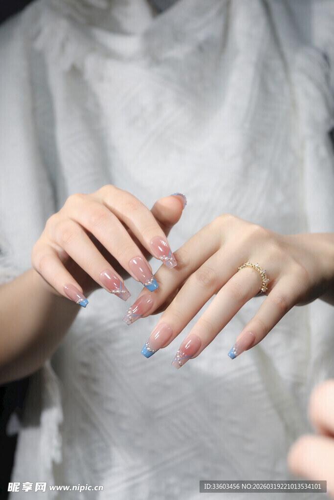 美甲师手部特写展示美甲