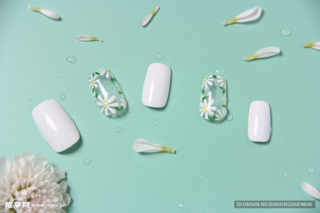 清新美甲搭配花卉装饰