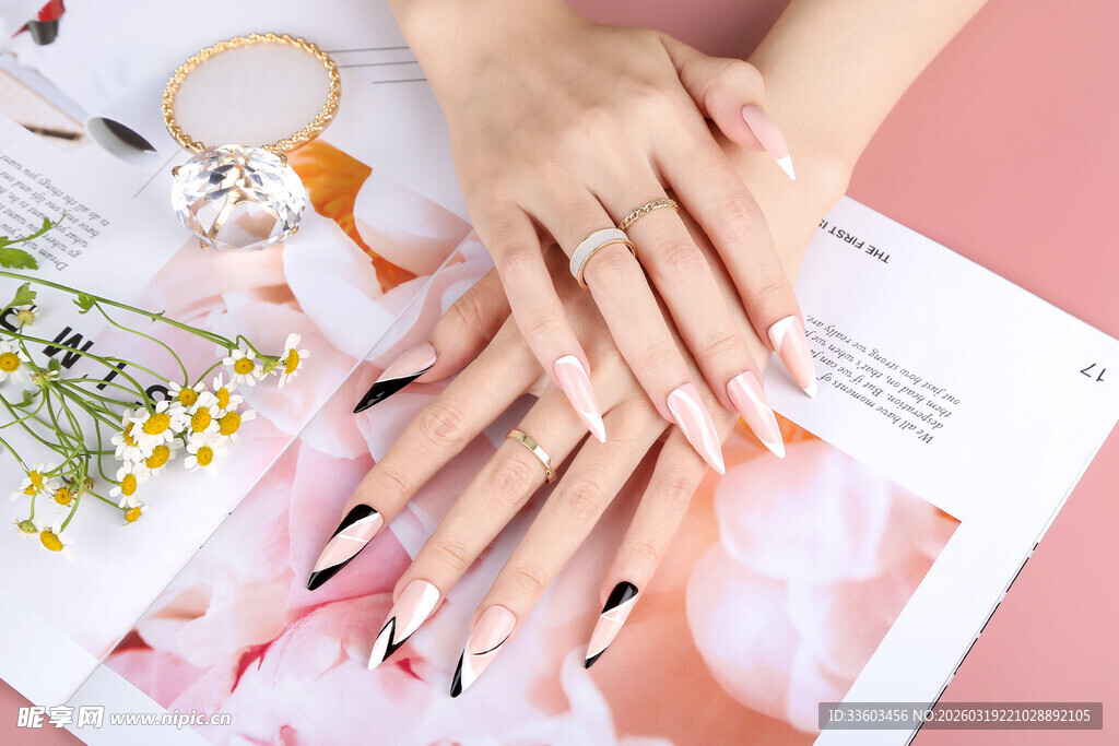 精致美甲搭配手部饰品展示