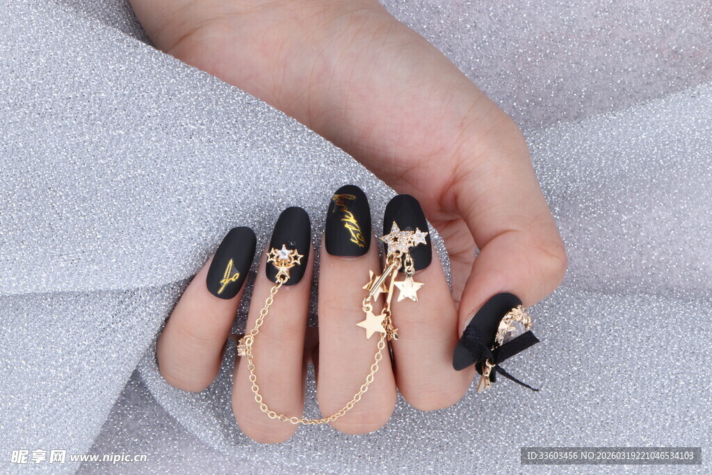 精致黑金美甲尽显优雅