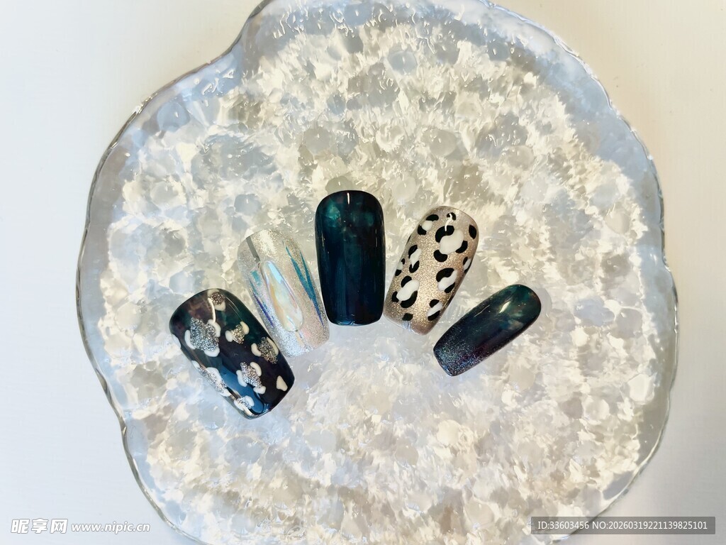 时尚美甲展示于珍珠之上