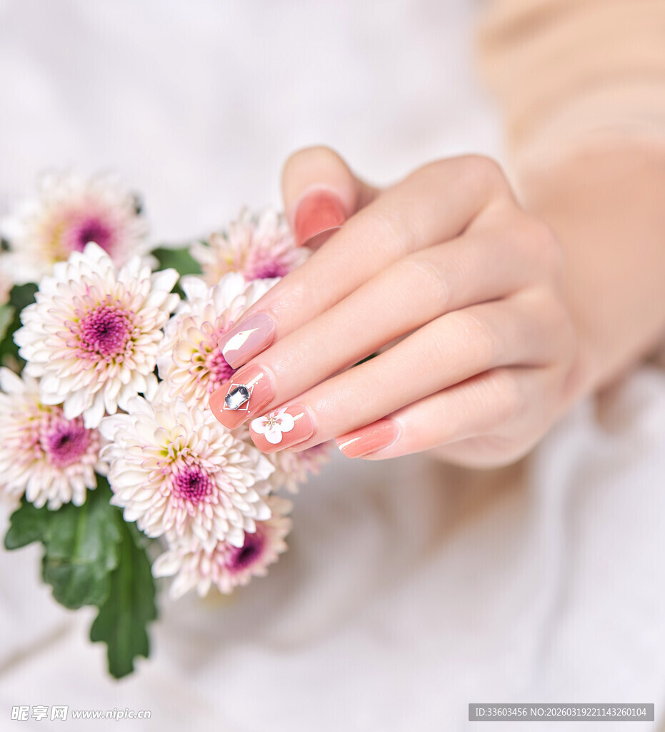 美甲美手与缤纷小花