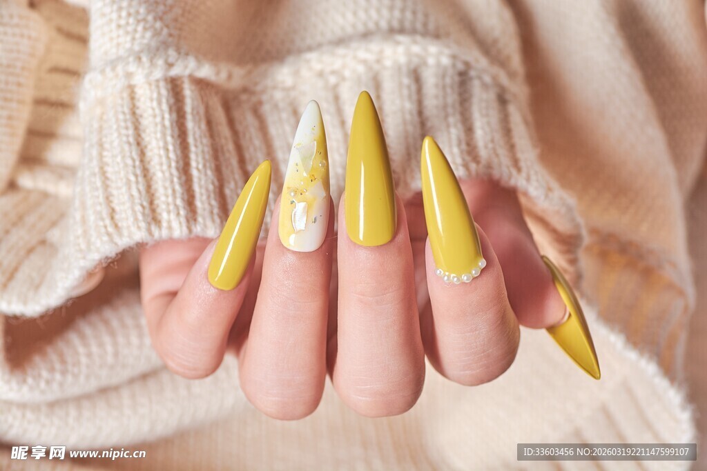 时尚黄色尖形美甲特写