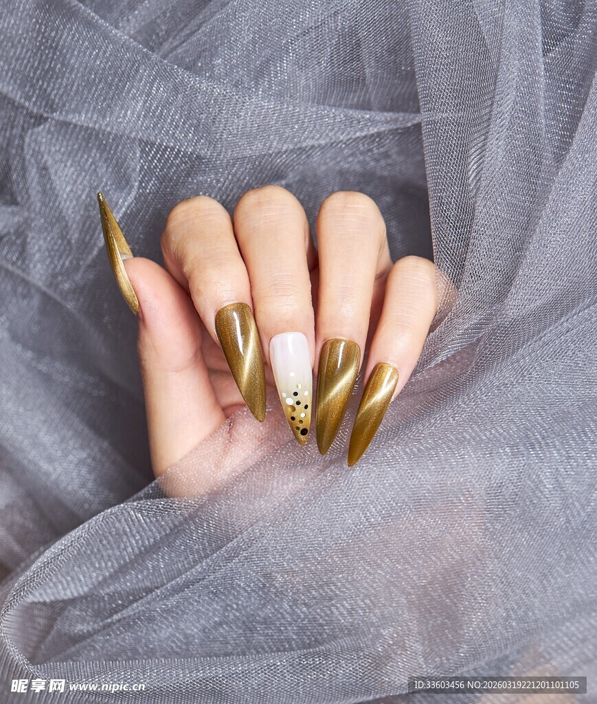 金色长美甲特写